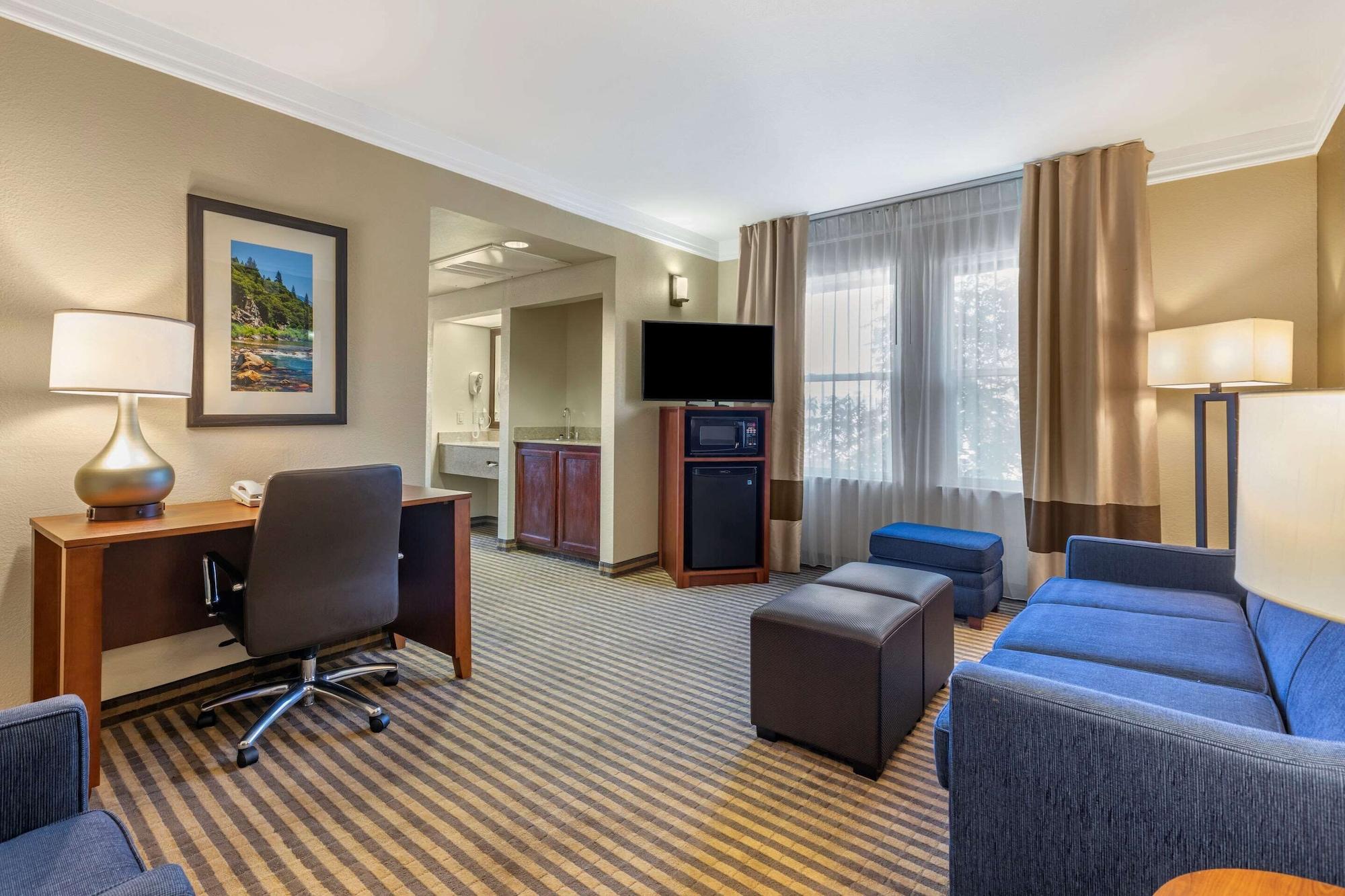 Comfort Suites Visalia - Convention Center Eksteriør billede