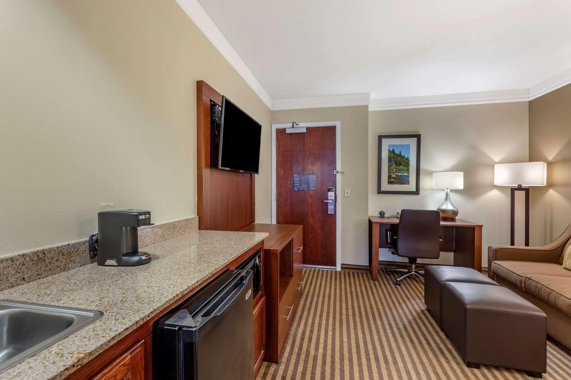 Comfort Suites Visalia - Convention Center Eksteriør billede