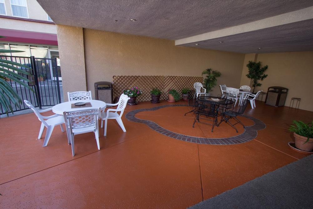Comfort Suites Visalia - Convention Center Eksteriør billede